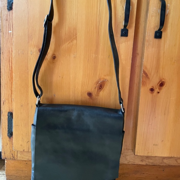 Black leather cross-body purse with adjustable strap - Picture 6 of 6